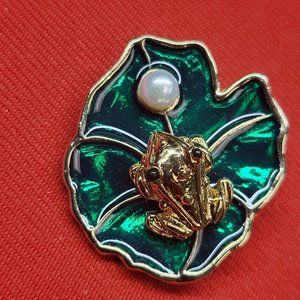 JJI Frog on a Green Enameled Lily Pad Brooch Pin Gold Tone Faux Pearl